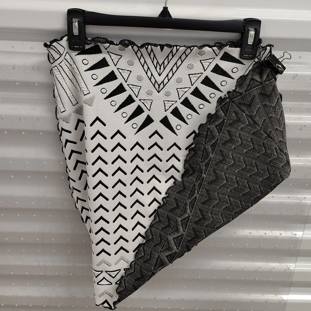 HAYSTACKS FULLY REVERSIBLE LIGHTWEIGHT STRETCHY SKIRT: B//W  Women's Size Medium